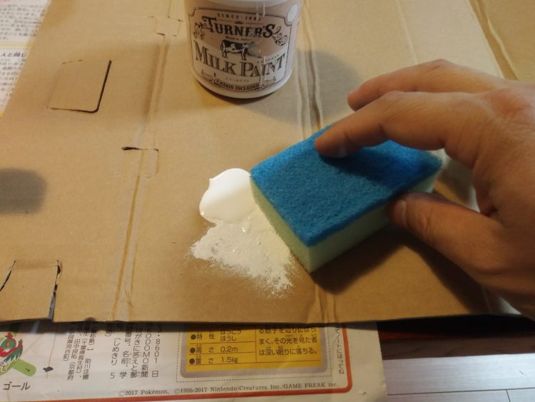 スポンジに塗料を付けます。