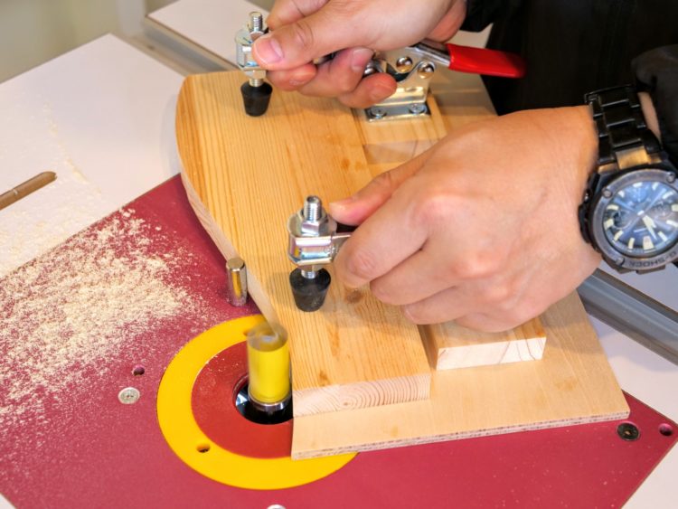 型板・加工材の当て方・切削位置に注意する